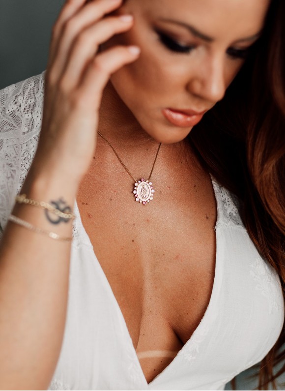 Escapulário pedras rosé ELEGANCE  folheado em ouro 18k