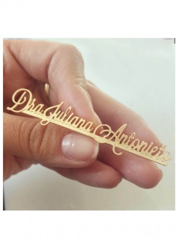 Broche  com nome personalizado folheado em ouro 18k  Broche  com nome personalizado folheado em ouro 18k