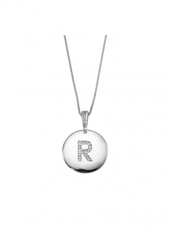 Colar prateado com pingente circular e letra personalizada folheado em ouro 18k  Colar prateado com pingente circular e letra personalizada folheado em ouro 18k