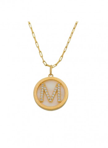 Colar estilo corrente com pingente circular e uma letra personalizado ao centro folheado em ouro 18k  Colar estilo corrente com pingente circular e uma letra personalizado ao centro folheado em ouro 18k