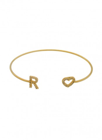 Pulseira fina de ajuste com uma letra personalizada de brilhante e coração folheado em ouro 18k  Pulseira fina de ajuste com uma letra personalizada de brilhante e coração folheado em ouro 18k